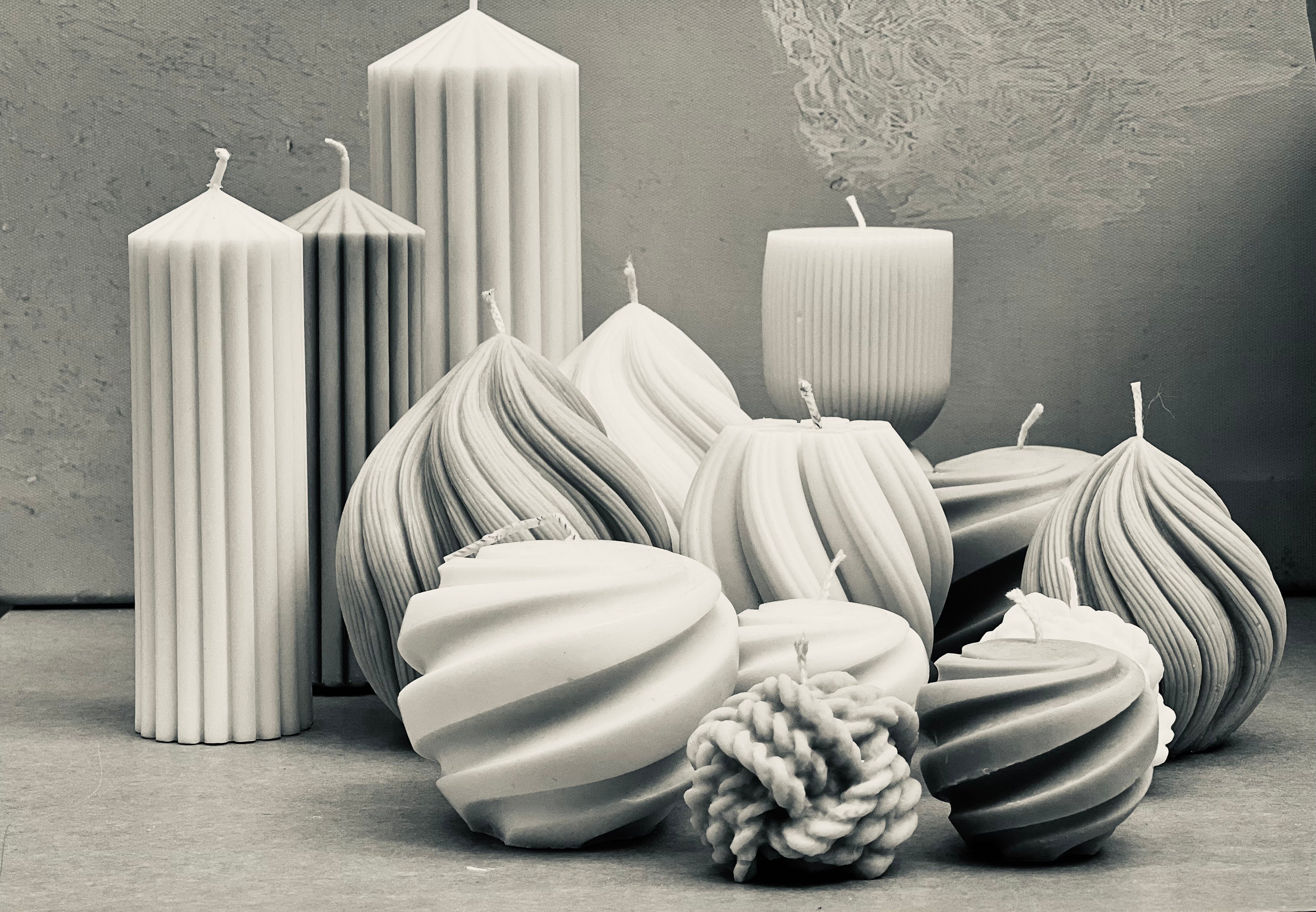 Bild einer Kerzensammlung verschiedenster Größen und Formen