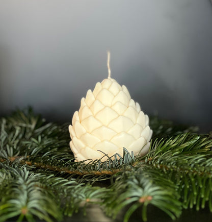 BId einer Kerze in Form eines Tannenzapfes