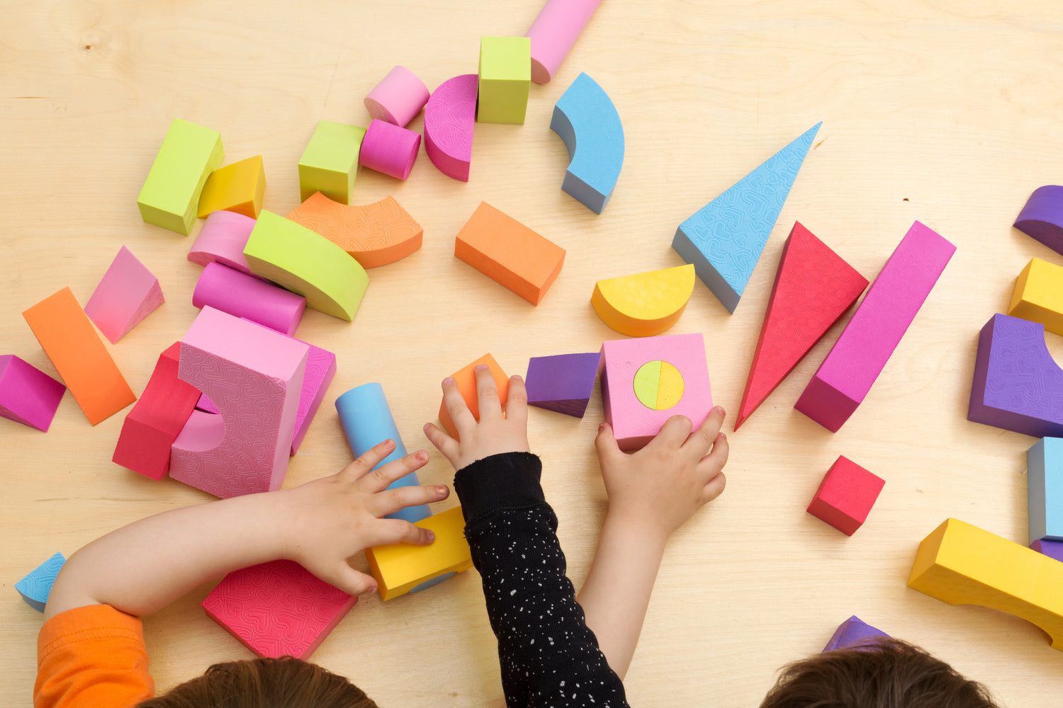Kinder spielen mit Holzklötzen